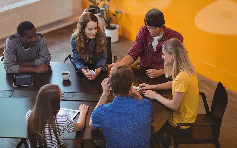 Team im offenen Gespräch und Austausch bei einem Kommunikationstraining