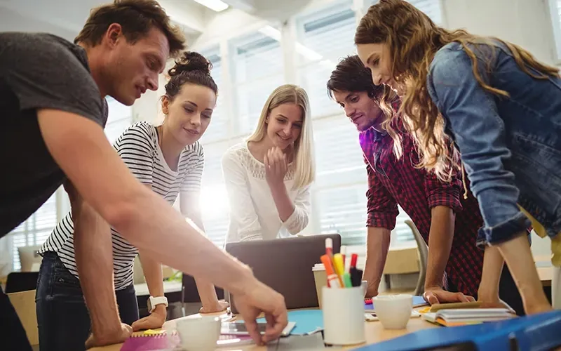 Gruppe im lebendigen Austausch bei der Kommunikations-Masterclass