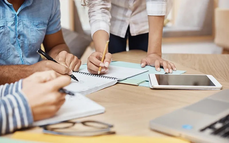 Notizen und Vorbereitung für ein Mitarbeitendengespräch am Tisch